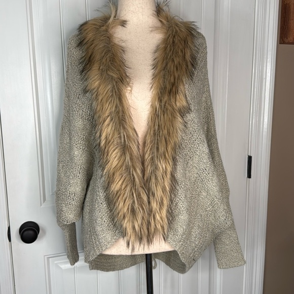 Do & Rae Cardigan with faux fur collar Size small-color taupe - Picture 3 of 12